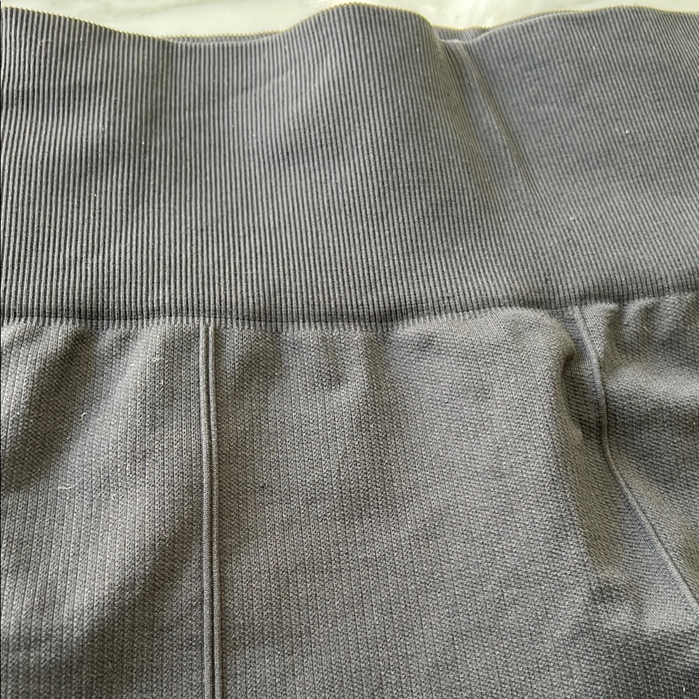 Lululemon Cropped “Seamless”Leggings - Picture 4 of 6